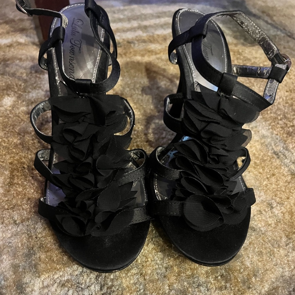 Lulu Townsend Strappy Ruffle Dress Shoe Sz 7.5. Black